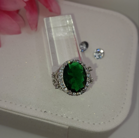 Stunning Emerald Zircon Chunky Cocktail Ring - Picture 11 of 11